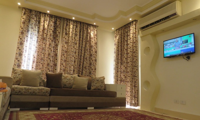 New Cairo Apartamento | Gazzar inn: Rehab9 Apartamento moderno con vista al jardín.