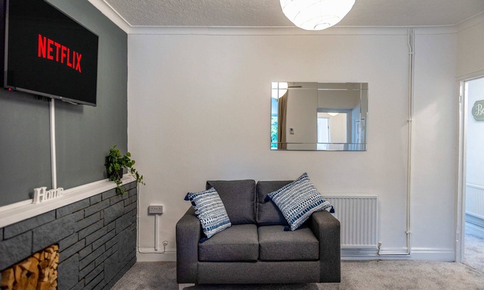 Port Talbot Casa | Smart Tv's in all 4 Bedrooms for your Convenience!