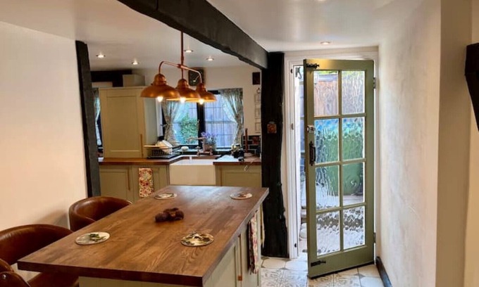 Shottery Cabaña | Historical Thatcher Roof Cottage Hathaway Hamlet