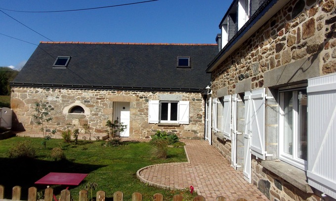 Belle-Isle-en-Terre Casa | Gd Gîte in the countryside, indoor/outdoor games, animals, nice view. sea 25km away!