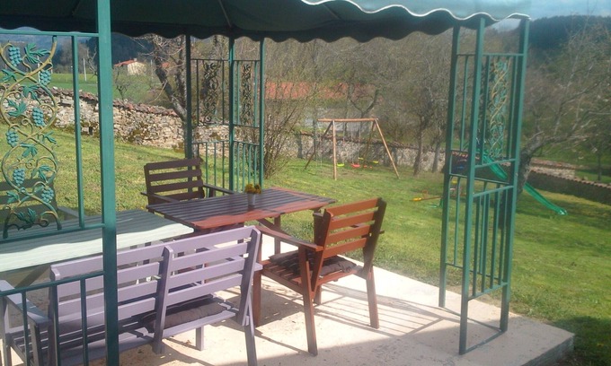 Bertignat Otro | GD ALOJAMIENTO EN AUVERNIA EN LA NATURALEZA CON Senderismo, BARBACOA, PETANQUE, BILLARD