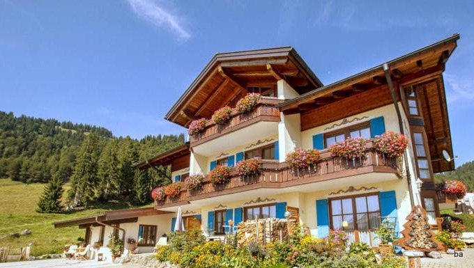 Balderschwang Apartamento | Gemütliche Ferienwohnung Bergwiese, 2-Raum, separates Schlafzimmer, schönen Balkon oder Terrasse, Komfort Ausstattung, ruhige Südlage, kostenfrei WLAN und schöne helle Sauna, Brötchenservice, Parkplatz, Hunde auf Anfrage, E-Tankstelle, Sonnenlage