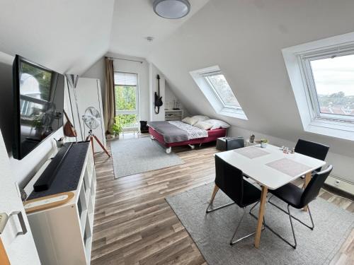 Niederursel Apartamento | Gemütliche helle Dach-Wohnung in Frankfurt
