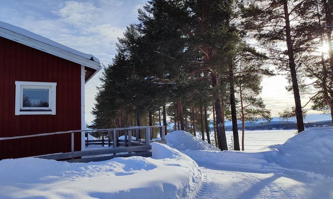 Blattnicksele Casa | Gemütliches Holzhaus in der Wildnis von Lappland in Wunderschöne Lage am Wasser