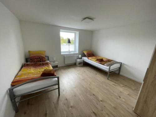 Groß Vollstedt Apartamento | Gemütliches Zweibett-Zimmer in Schleswig-Holstein - ideal für Monteure und Geschäftsreisende, Gemeinschaftsbad Zimmer Nr 5
