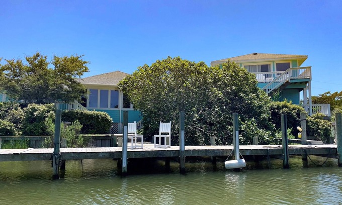 Ocracoke Casa | Esta singular casa frente al Canal ofrece un muelle privado y una piscina. cubiertas expansivas.