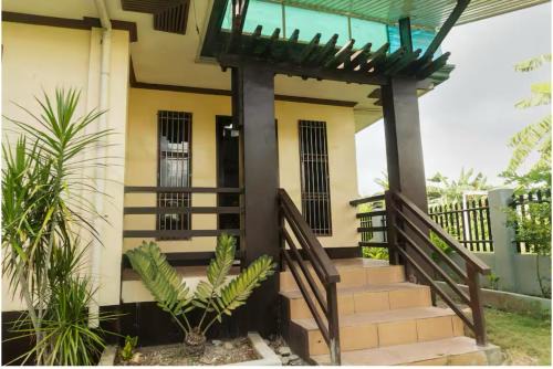 Catangnan Villa | General Luna Villa with kitchen, wifi and parking