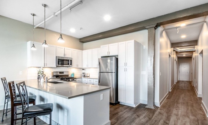 Front Park Apartamento | Generous 3 bedroom Contemporary Condo with free parking