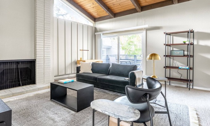 Sunnyvale West Apartamento | Generous Sunnyvale 3BR w/ Pool, Gym, A/C, near Caltrain, by Blueground