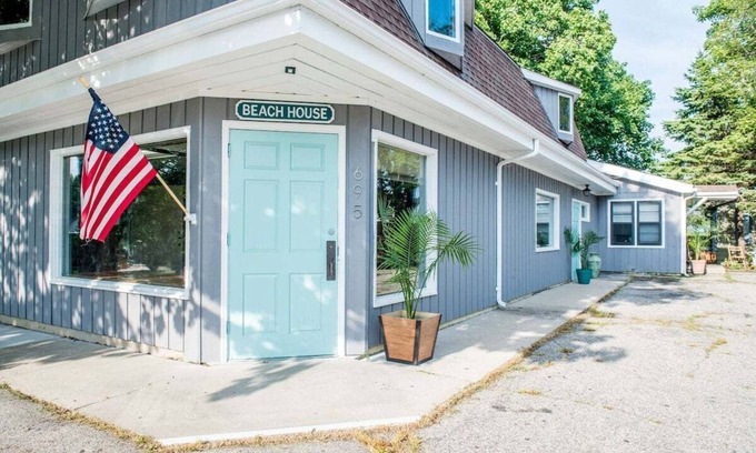 Lake Geneva Casa | Geneva Beach House - Sleeps 20 |Blocks to Lake |Parking for 10+ Cars |Yard |Group Stays