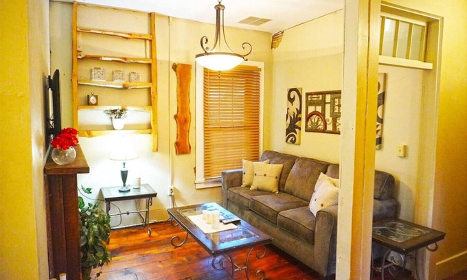 Coshocton Apartamento | Genevieve's Place in Historic Roscoe Village