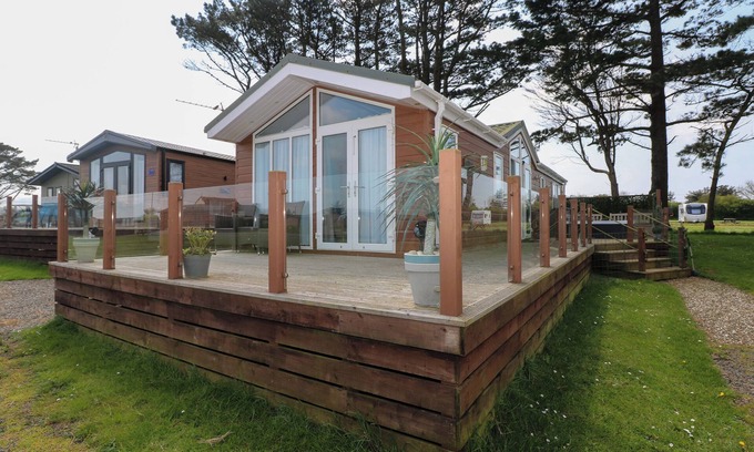 Hasguard Cross Cabaña | GENTLE TIDE, pet friendly, with hot tub in Little Haven