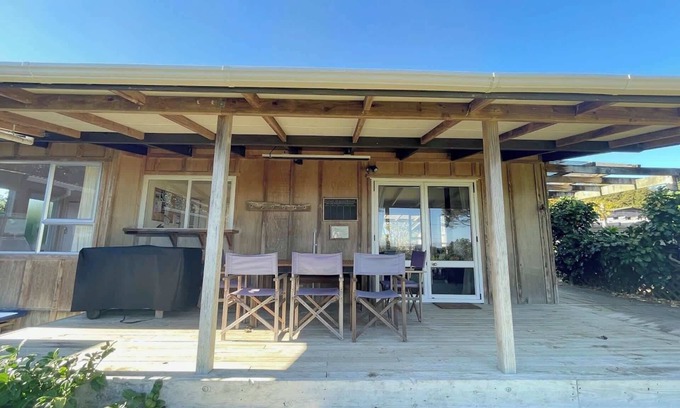Surfdale Casa | Genuine Kiwi Bach - Stay Waiheke