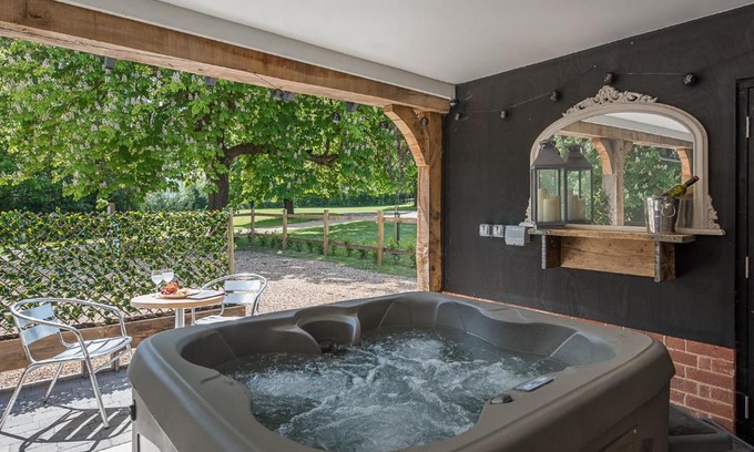 Ipswich Apartamento | Geoff's Rest at Pond Hall Farm in Hadleigh with Private Hot Tub