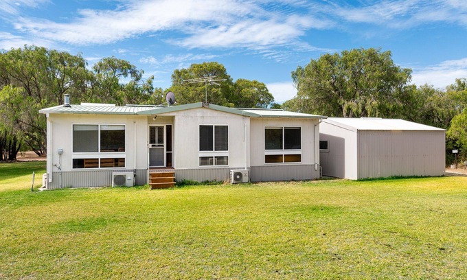 Marybrook Casa | Geographe Gateway is an ideal stay for you, your family, and your friends less than 500m from the so