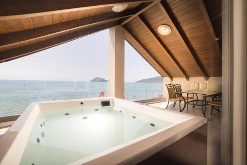 Agios Sostis Apartamento | George Beachfront Apartments