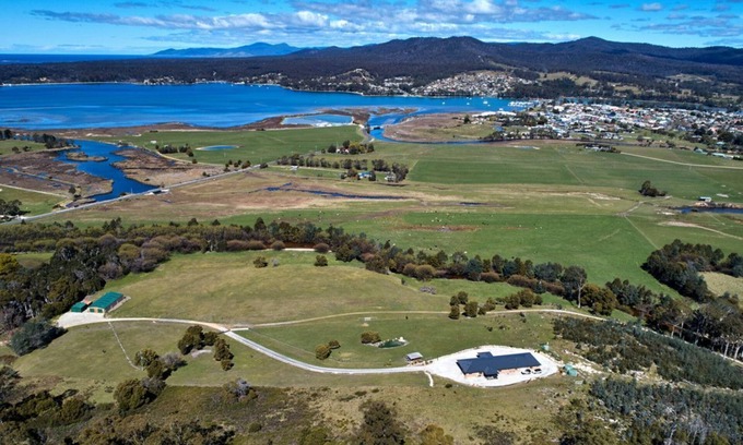 St Helens Otro | George River Park (Prestige House, 100 Acres, Animals, Bay / Mountain / Town Views)