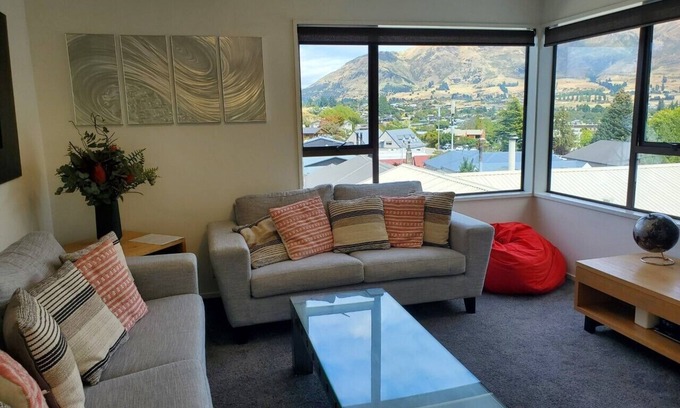 Wanaka Casa | George's House: Town Centre, amazing views, warm & pet friendly