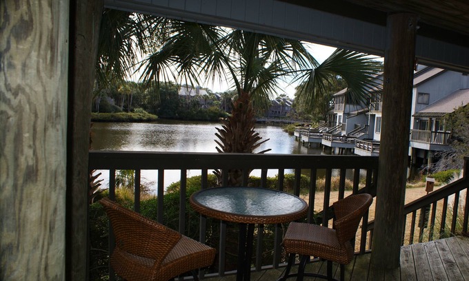 Kiawah Island Villa | Vistas de Georgeous! Walkout villa en la laguna del primer piso. Mascota amigable.