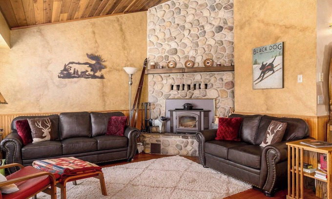 Granite County Chalet De Esquí | Georgetown Lake home with hot tub, sauna, & views!
