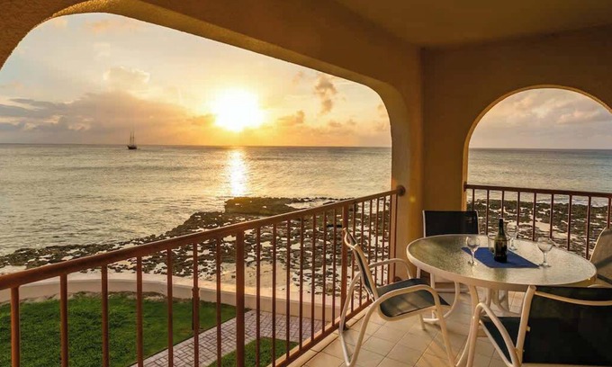 Seven Mile Beach Condominio | ¡Mira la puesta de sol sobre el Caribe! Georgetown Villa # 201 por CaymanVacation