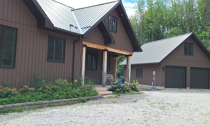Meaford Casa | Georgian Bay Escape Cottage in Meaford. Cozy cottage with fireplace.