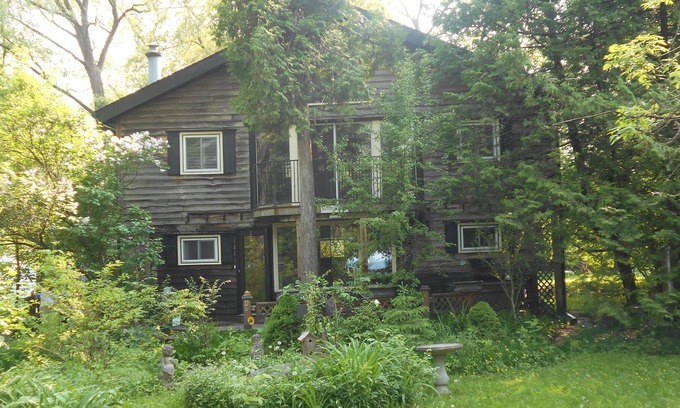 Collingwood Cabina | Georgian Bay Lakefront Cottage in Collingwood Town Limits. Walk to Sunset Park