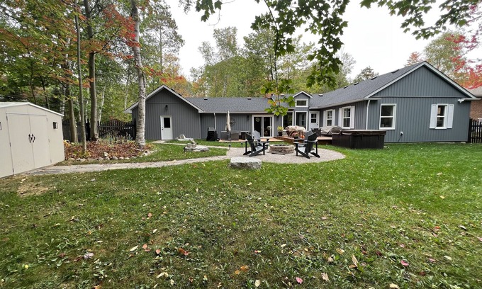 Wasaga Beach Casa | Georgian Bay walks to the beach..