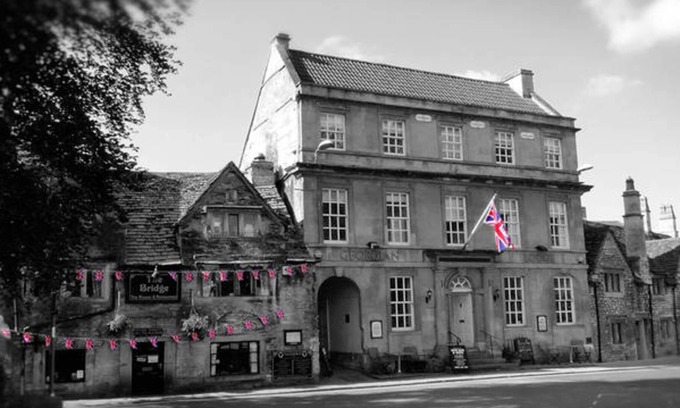 Bradford-on-Avon Apartamento | ¡Apartamento Georgian Lodge completo con asta de bandera! Pase por alto el puente de la ciudad medieval