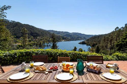 Vilar da Veiga Casa | Gerês Mountain Lake Views by Gerês Casas