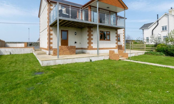 Caergeiliog Casa | Esta impresionante y amplia casa se encuentra dentro de sus propios terrenos cerrados en el pueblo de Four Mile Bri