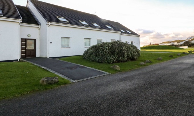 Trearddur Bay Cabina | GER-Y-LLI, pet friendly, character holiday cottage in Trearddur Bay