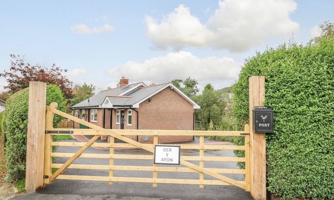 St Harmon Cabaña | GER YR AFON COTTAGE, family friendly, with hot tub in Rhayader