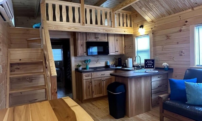 Holly Ridge Cabina | Get-away Cabin in Surf City w/ Loft and Parking