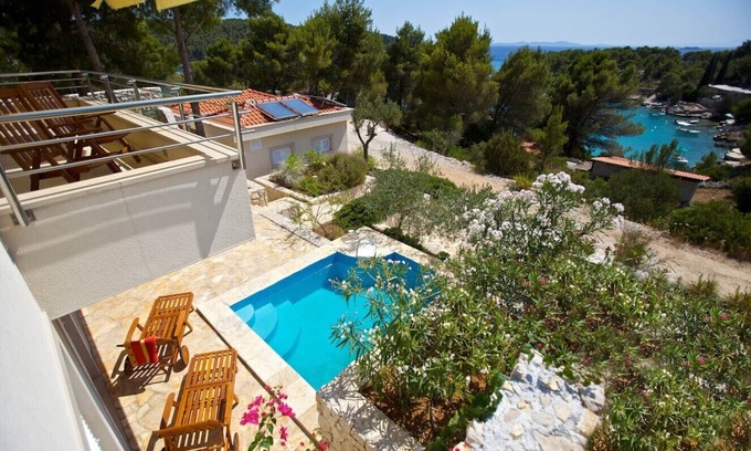 Cove Osibova (Milna) Villa | Aléjese de toda la villa en medio de jardines mediterráneos con piscina privada.