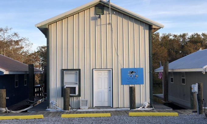 Venice Alquiler De Eote | Get Bent Lodge - A Cypress Cove, Venice La houseboat WITH STARLINK WIFI!