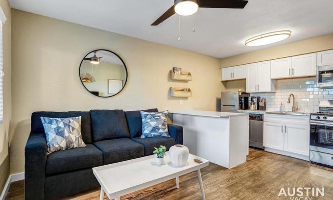 Hancock Apartamento | Get Comfy Memory Foam Beds and Tub in Central ATX
