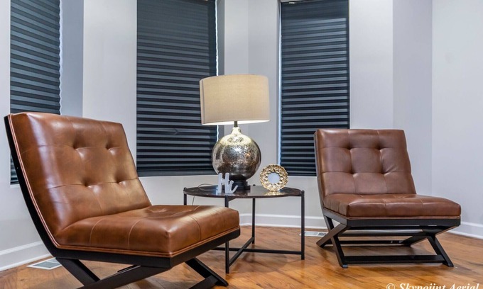 Woodlawn Apartamento | Get the Woodlawn Experience! Steps away from UofC and Chicago's Lakefront.
