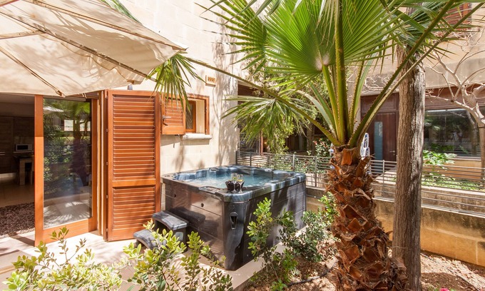 Ghajnsielem Casa | Getaway Npetto Gozitan Villa, Mġarr Gozo, Malta