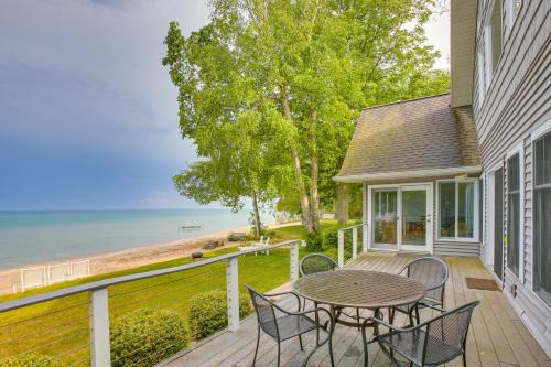 Northport Casa | Getaway on Crystal Clear Lake Main and Guest House!
