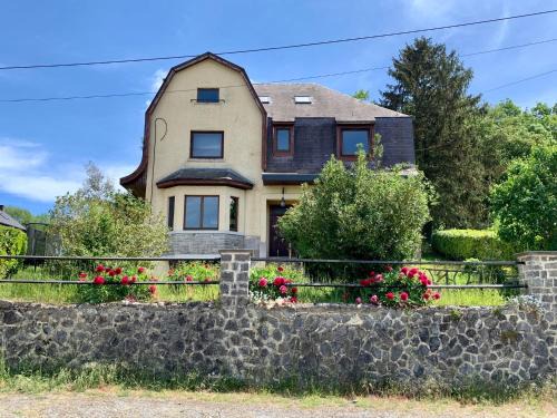 Doische Casa | Gezellige villa met open haard en zonnige tuin.
