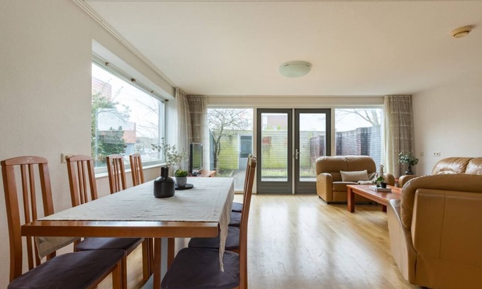 Alkmaar Casa | Gezinsvriendelijke Hoekwoning in Alkmaar met 5 Slaapkamers en Centrale Ligging