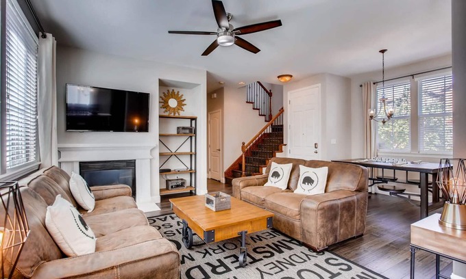 North Natomas Casa | GIANNO SILVER Centro, aeropuerto, Sleep Train Arena, paseo a parques, canchas de tenis