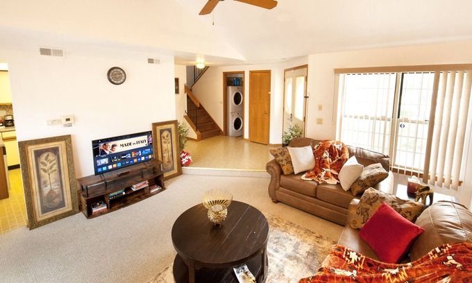 Schaumburg Casa | Gifted Bliss-Home Within Home Proximity to popular attraction in Schaumburg Mall