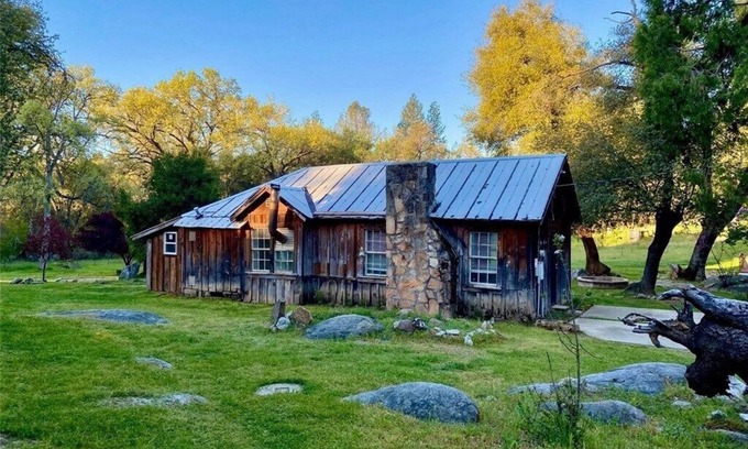 Mariposa Cabina | Gilded Gateway: 2 bed 2 bath 1880S Miners Cabin Minutes from Historic Mariposa