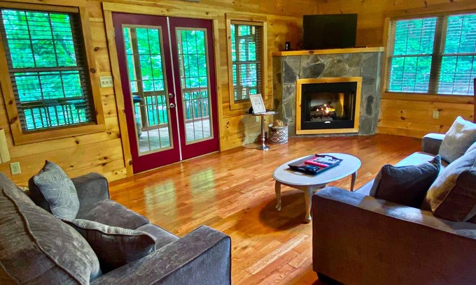 Lake Lure Cabina | Gillford Cottage - Creek, Private, Lake Access!