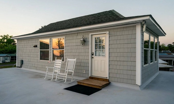 White Lake Cabaña | GilligansIslandResort.com White Lake Waterfront Cottage Pier w/boat access pool