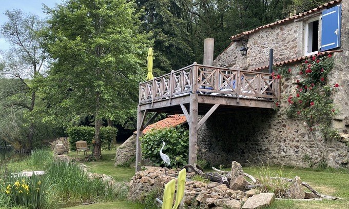 Vouvant Casa | Gîte du Pont de Diet in Mervent unusual and quiet in the forest at the edge of the water.