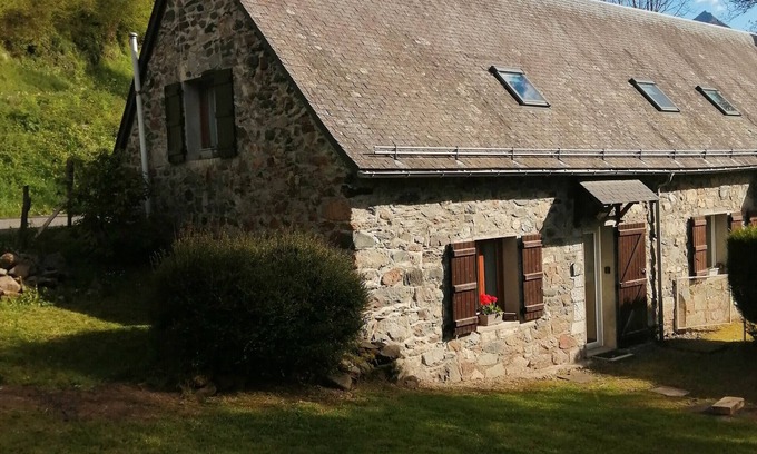 Artalens-Souin Casa | Gîte in Foraine Barn – Stream with Mountain View, Private Terrace and Wi-Fi