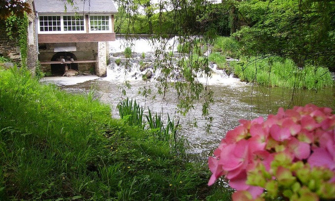 Saint-Romain-et-Saint-Clement Cabaña | Casa rural en un molino con vistas al río rodeado de exuberante vegetación